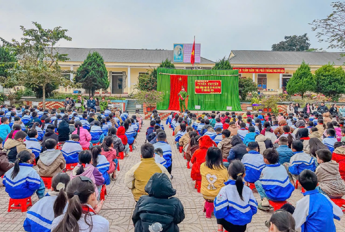Đông đảo học sinh tham gia buổi tuyên truyền