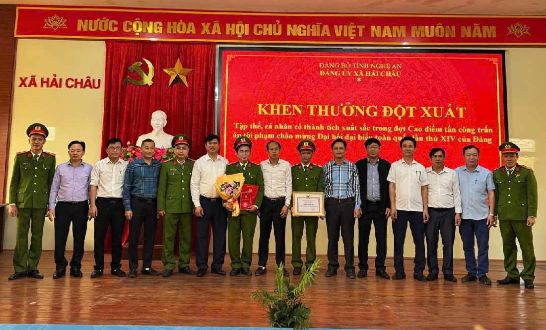 Lãnh đạo xã Hải Châu khen thưởng tập thể, cá nhân có thành tích xuất sắc