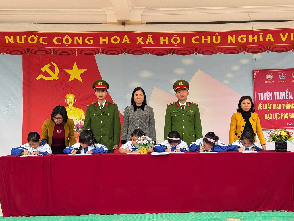 Ký cam kết chấp hành pháp luật