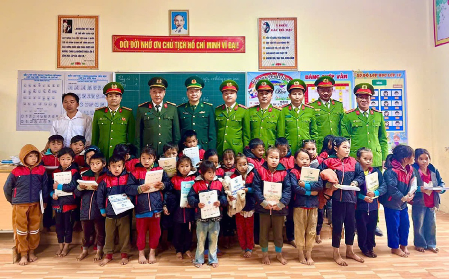 Tặng quà các em học sinh