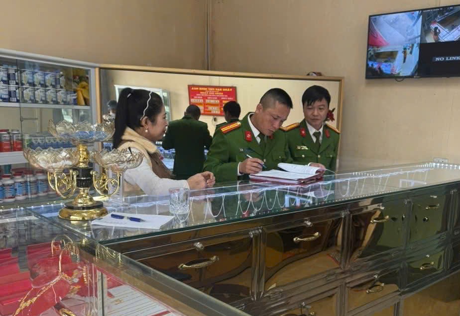Lực lượng Công an tuyên truyền, tổ chức ký cam kết đối với cơ sở kinh doanh