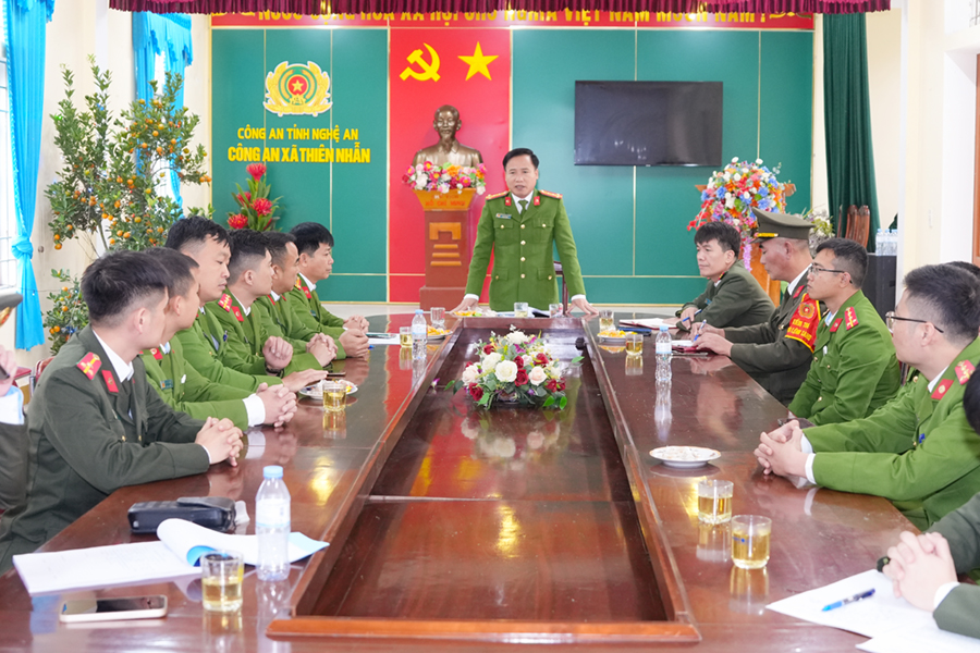 Đồng chí Đại tá Nguyễn Duy Thanh, Ủy viên Ban Thường vụ Đảng ủy, Phó Giám đốc Công an tỉnh đến thăm, chúc Tết và kiểm tra công tác ứng trực tại Công an xã Thiên Nhẫn