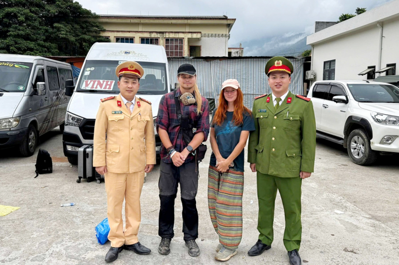 Công an xã liên hệ nhà xe hỗ trợ 2 du khách