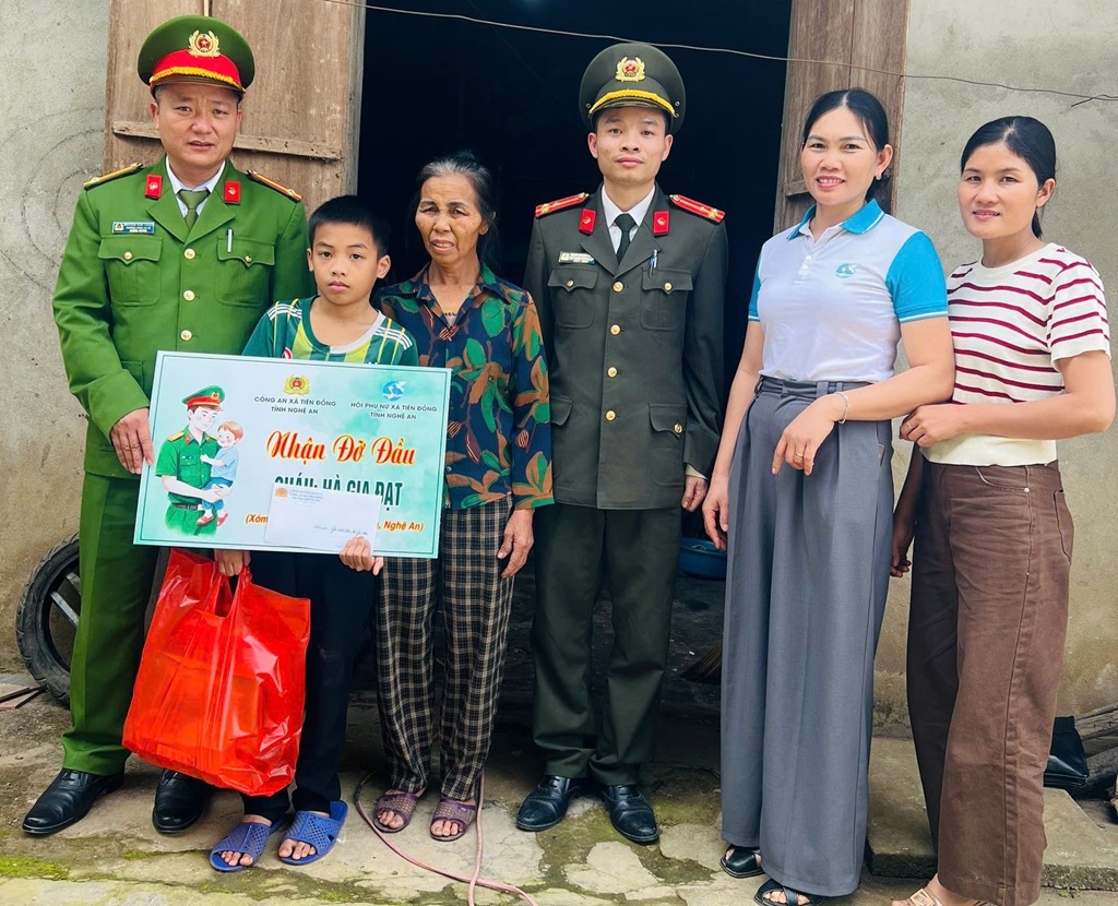 Công an xã Tiên Đồng nhận đỡ đầu cháu Hà Gia Đạt
