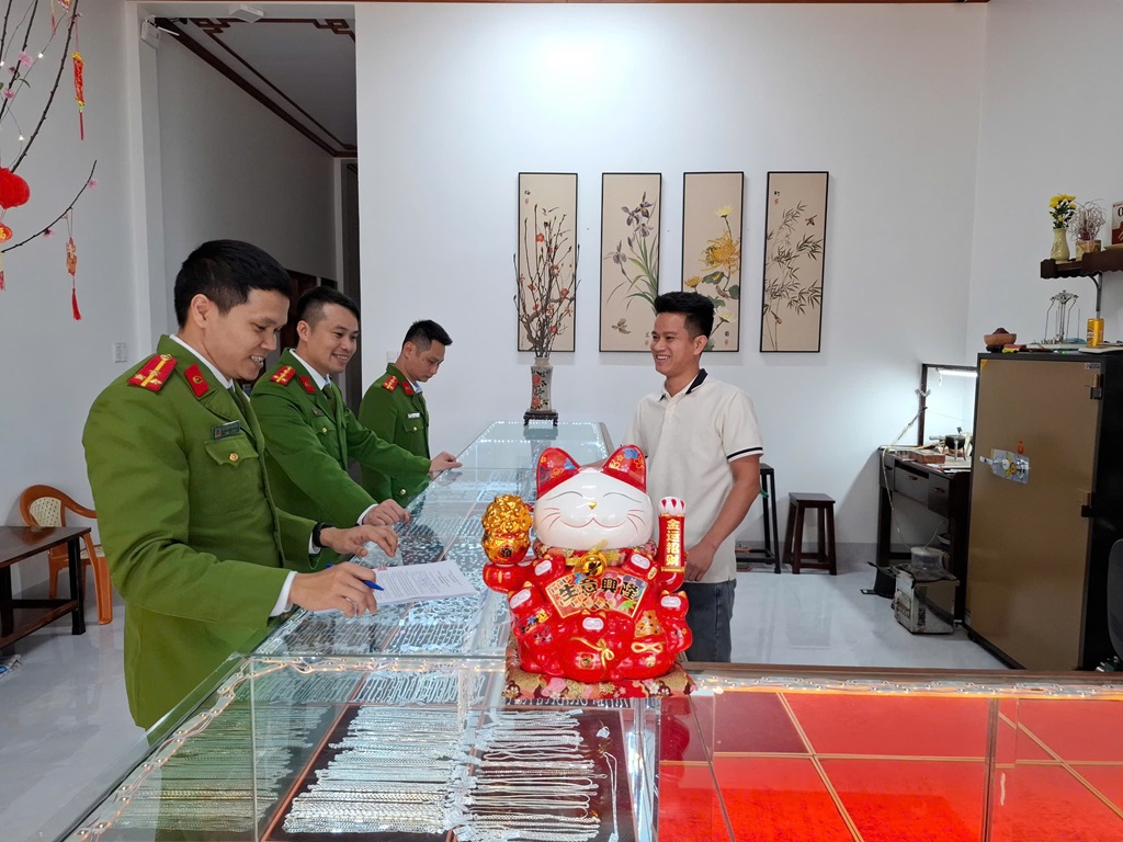Công an xã Nghĩa Đàn tuyên truyền tới cơ sở kinh doanh vàng bạc nâng cao cảnh giác trước thủ đoạn trộm cắp, cướp giật tài sản