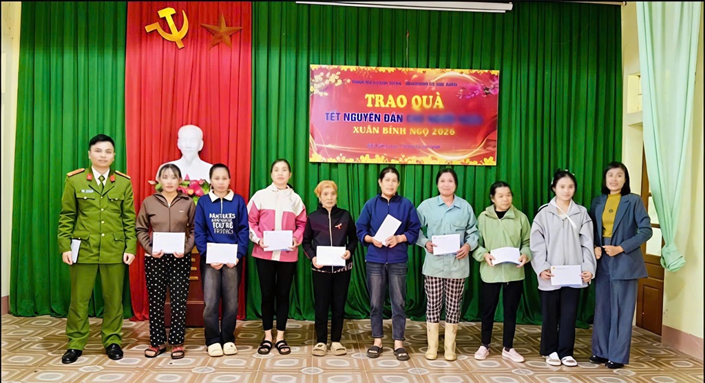 Công an xã Giai Xuân trao 50 suất quà tặng hộ gia đình có hoàn cảnh khó khăn