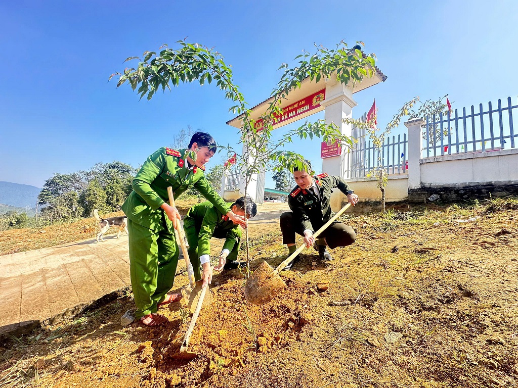 Cán bộ, chiến sĩ Công an xã tham gia trồng cây trong khuôn viên trụ sở làm việc