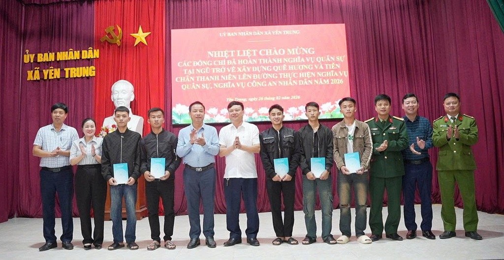 Lãnh đạo xã trao quà động viên thanh niên chuẩn bị lên đường thực hiện nghĩa vụ quân sự, nghĩa vụ Công an nhân dân năm 2026