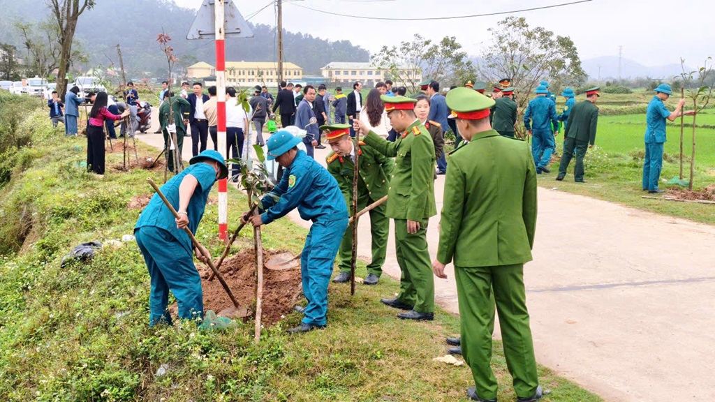 Công an xã Hải Lộc hưởng ứng “Tết trồng cây - Đời đời nhớ ơn Bác Hồ”