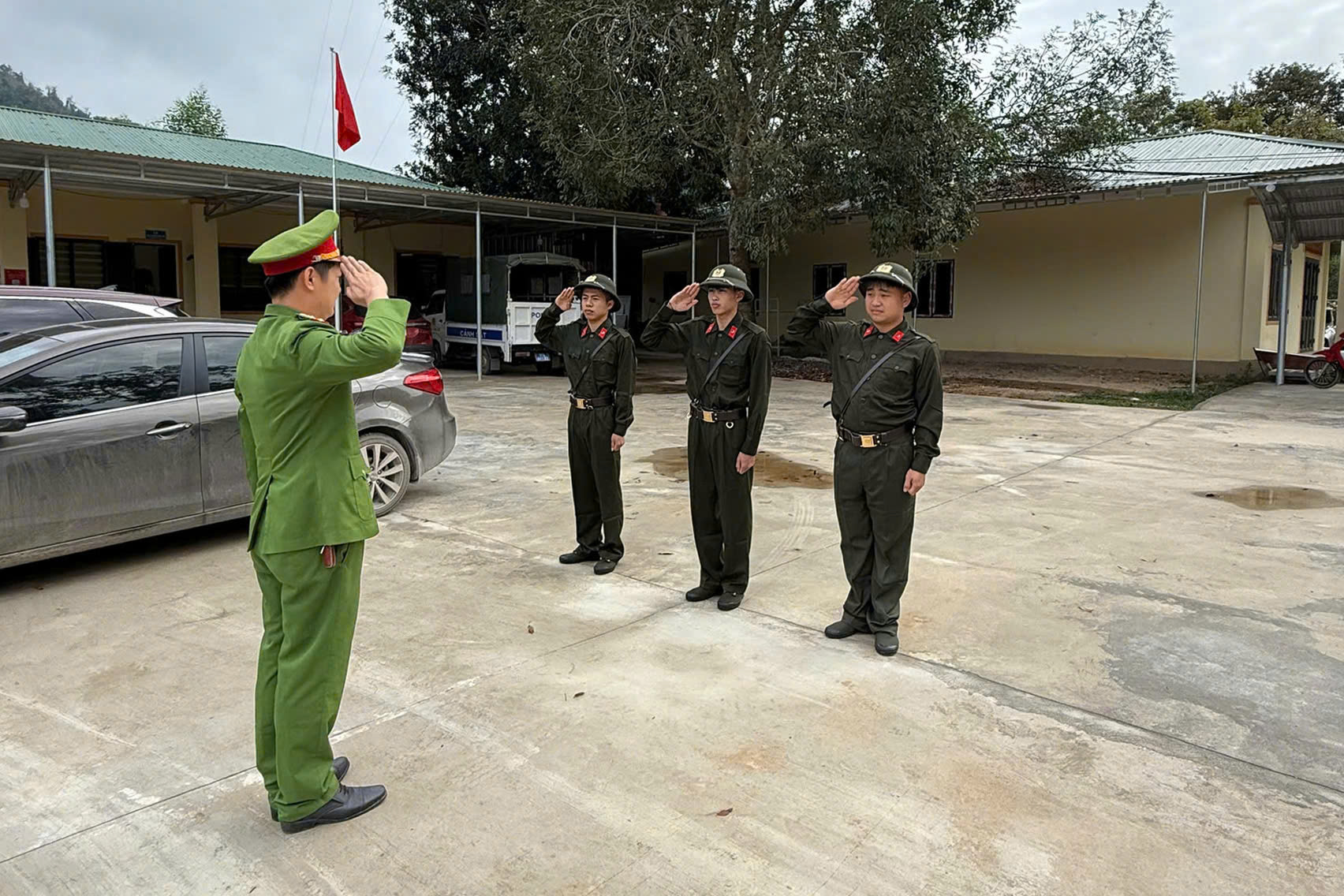 Công an xã Cam Phục tập luyện động tác điều lệnh cho tân binh