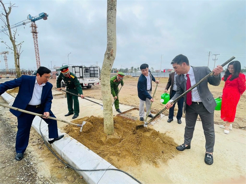 Công an phường Vinh Lộc phối hợp với ban, ngành, đoàn thể địa phương tham gia trồng cây xanh tại khu đô thị Entiz