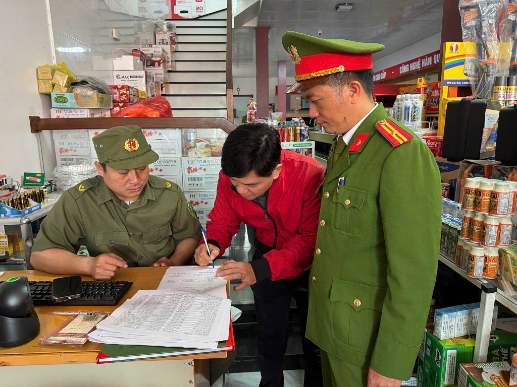 Công an phường Vinh Lộc tổng rà soát cư trú, phục vụ bầu cử