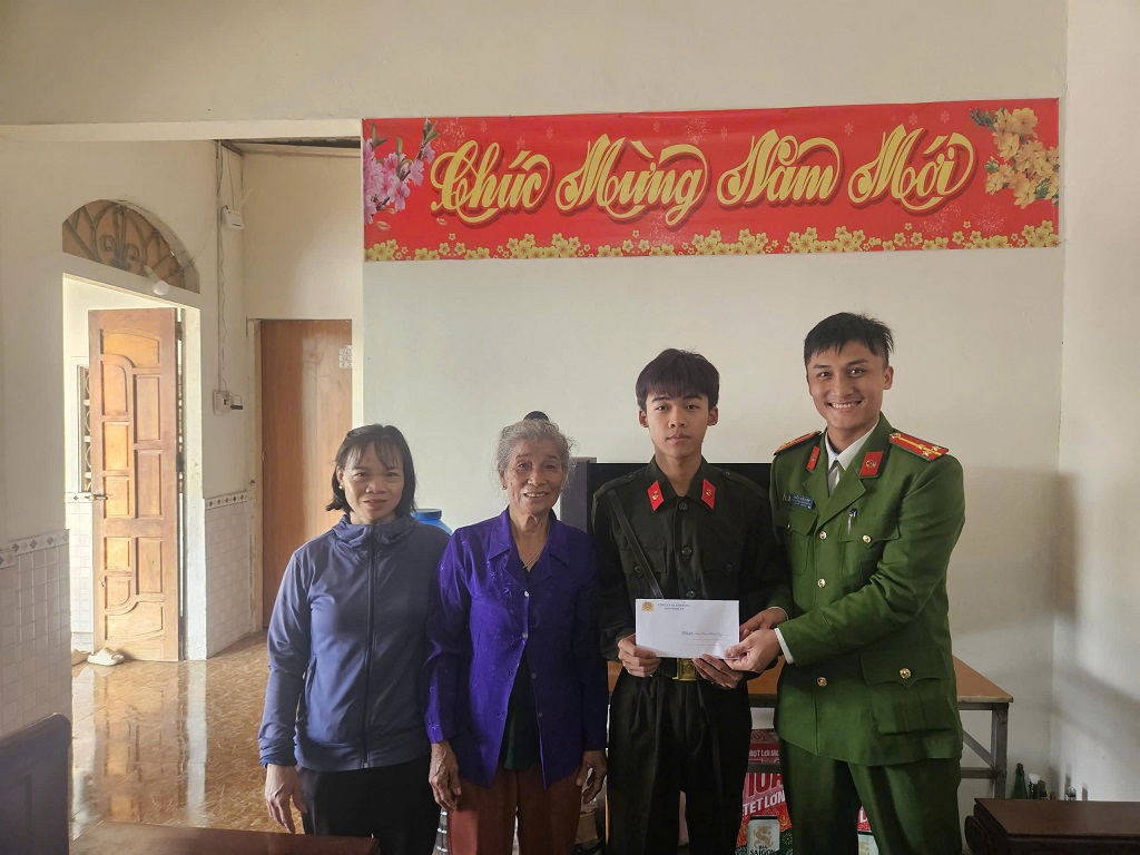 Công an xã Kim Bảng gặp mặt, động viên anh Phan Nhân Duy – công dân thực hiện nghĩa vụ tham gia Công an nhân dân năm 2026