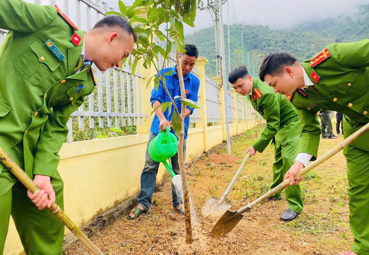 Cán bộ, chiến sĩ Công an xã Hữu Kiệm tích cực tham gia trồng cây