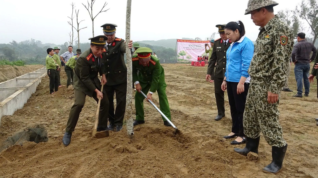 Công an xã Con Cuông hưởng ứng Tết trồng cây