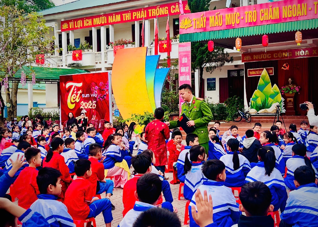 Đông đảo học sinh hào hứng tham gia buổi tuyên truyền