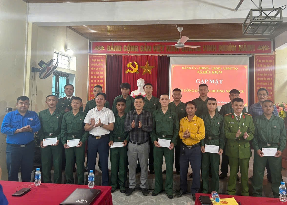 Trao tặng phần quà ý nghĩa động viên tinh thần tân binh