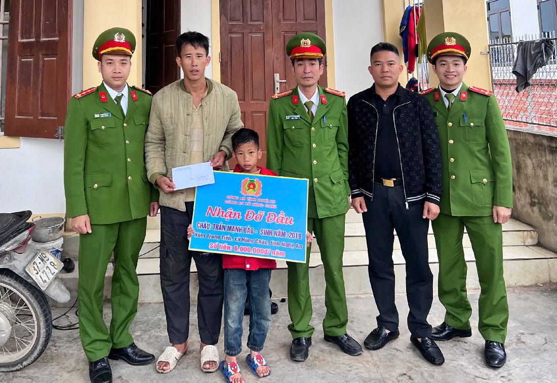 Công an xã tặng quà em Trần Mạnh Bảo
