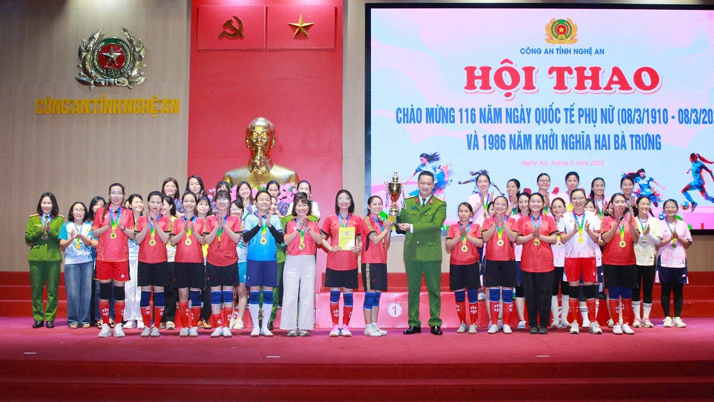 Đồng chí Đại tá Nguyễn Đức Cường, Ủy viên Ban Thường vụ Đảng ủy, Phó Giám đốc Công an tỉnh trao cúp vô địch tặng đội tuyển bóng đá nữ liên quân Công an xã Đô Lương và Đại Đồng
