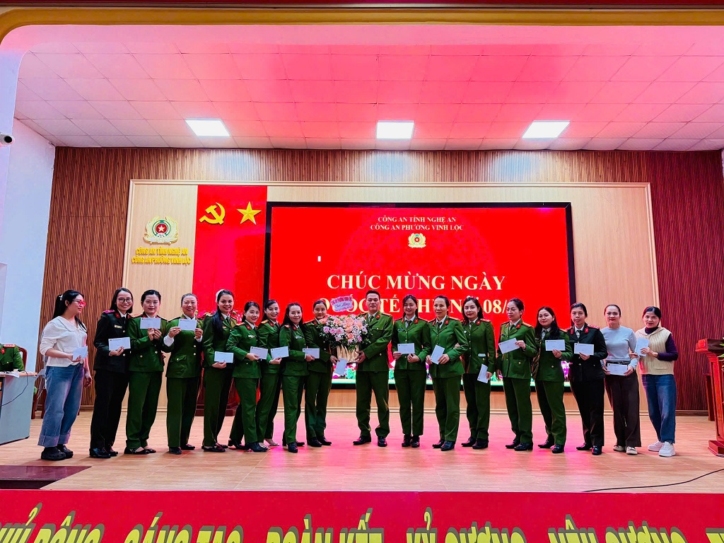 Chỉ huy Công an phường Vinh Lộc chúc mừng và ghi nhận, biểu dương tinh thần trách nhiệm, sự nỗ lực của cán bộ, hội viên  Chi hội Phụ nữ trong thực hiện nhiệm vụ   