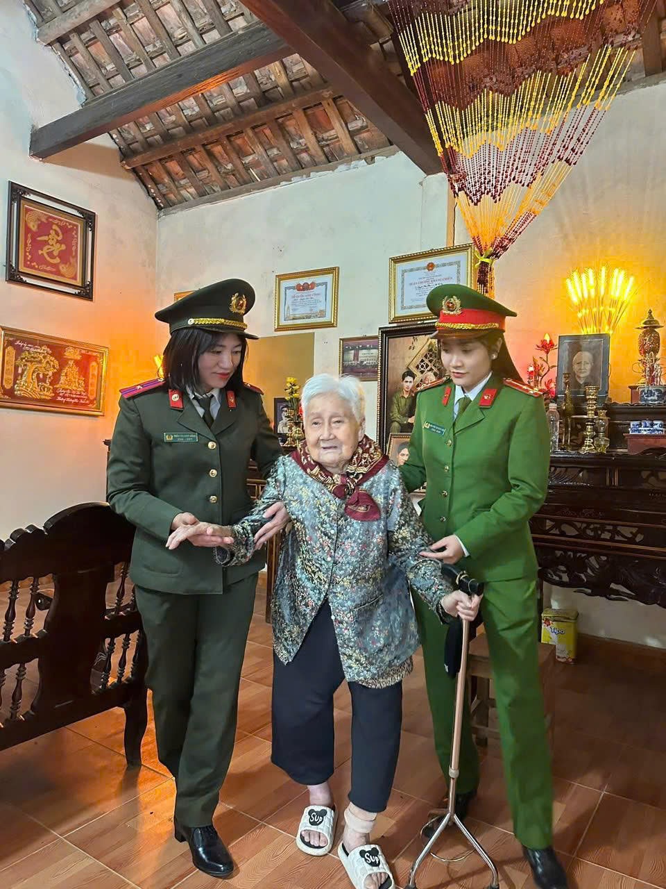Chi hội Phụ nữ Công an phường Thái Hòa ân cần thăm hỏi, bày tỏ lòng biết ơn sâu sắc trước những cống hiến, hy sinh to lớn của Bà mẹ Việt Nam anh hùng Hồ Thị Vinh 