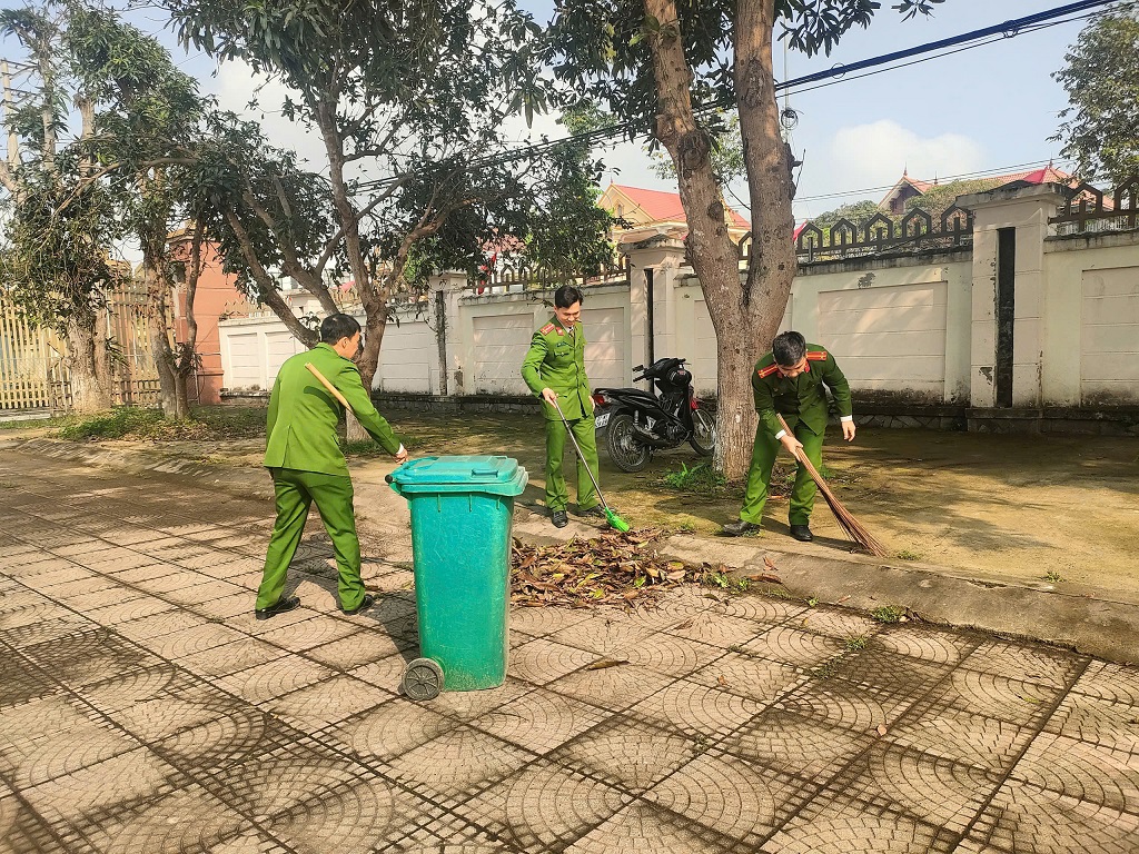 Chi đoàn Công an xã Vạn An quét dọn khuôn viên hưởng ứng hoạt động “Ngày Chủ nhật xanh”