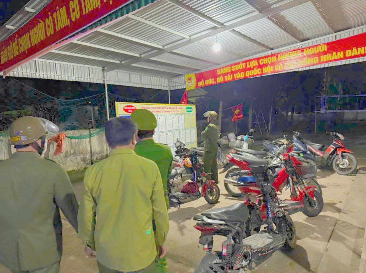 Công an xã Đại Huệ tuần tra bảo vệ tại khu vực bỏ phiếu