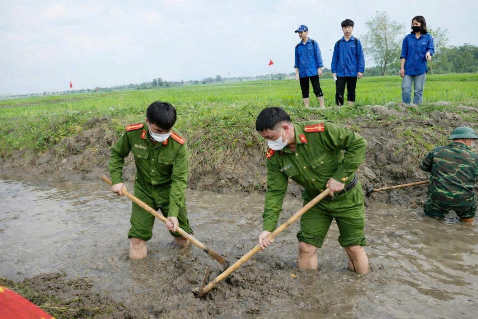 Tuổi trẻ Công an xã Kim Liên ra quân thamgia nạo vét kênh mương hưởng ứng Tháng Thanh niên 2026 