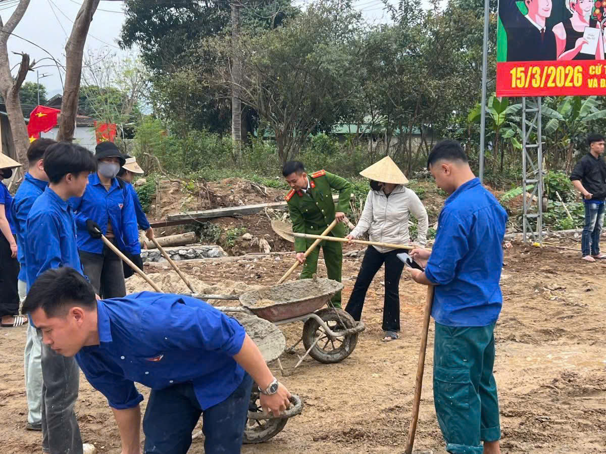 Công an xã Tam Thái ra quân “Chủ nhật xanh” hưởng ứng Tháng Thanh niên
