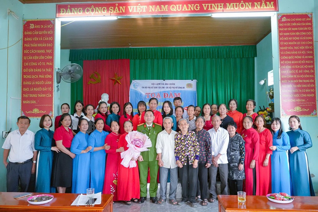 Chi hội Phụ nữ Công an xã phối hợp với Chi hội Phụ nữ thôn Yên Lĩnh tổ chức chương trình tọa đàm kỷ niệm Ngày Quốc tế Phụ nữ 08/3