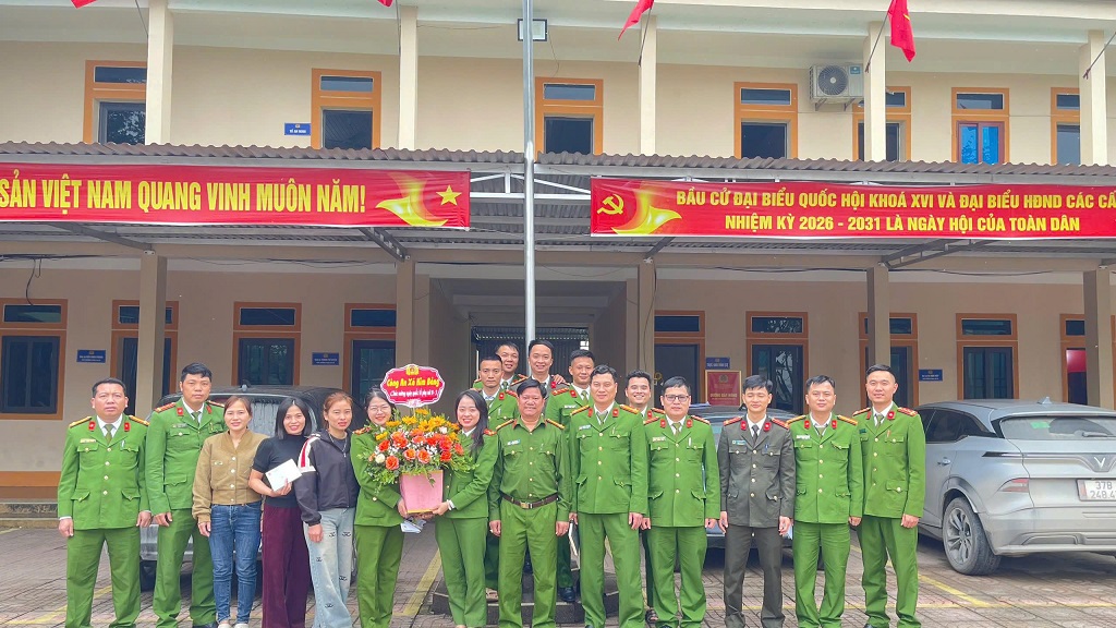 Công an xã tặng hoa, chúc mừng cán bộ, hội viên 