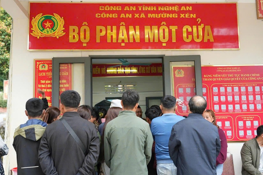 Công an xã Mường Xén phục vụ Nhân dân giải quyết thủ tục hành chính sau Tết Nguyên đán