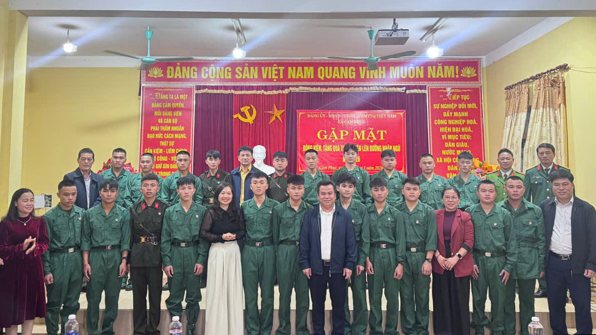 UBND xã và Công an xã tặng quà, giao nhiệm vụ cho thanh niên lên đường nhập ngũ năm 2026