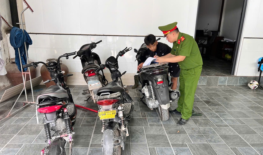 Công an xã Yên Trung tổ chức cho hộ gia đình có hoạt động trông giữ xe máy điện, xe đạp điện cho học sinh ký cam kết chấp hành nghiêm quy định về PCCC; không để xảy ra tụ tập đông người, gây mất ANTT  