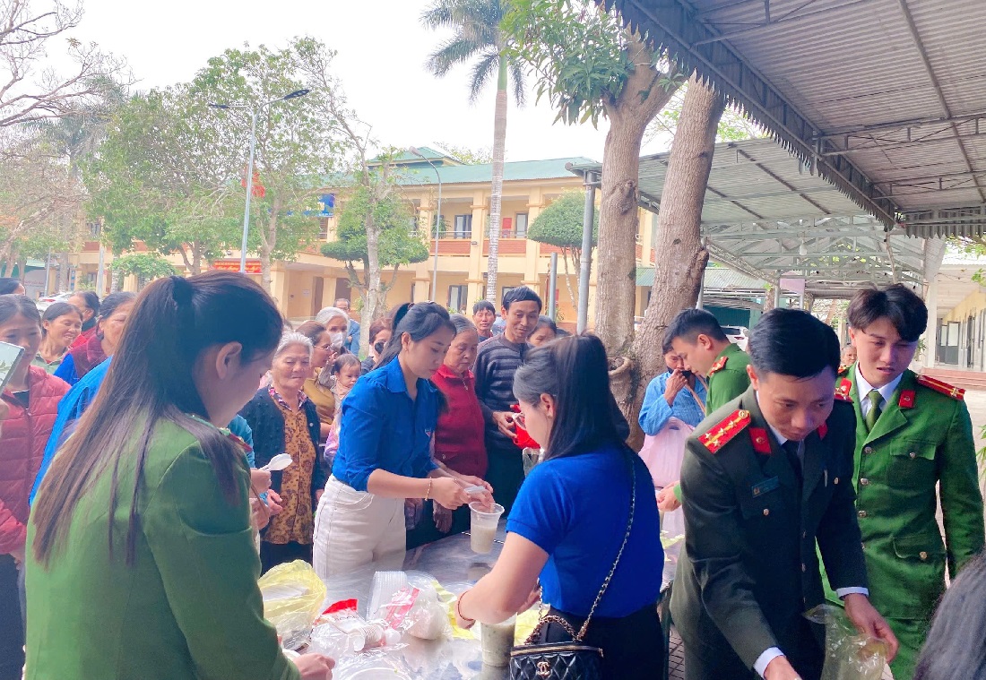 Đoàn viên, thanh niên phát cháo đến bệnh nhân