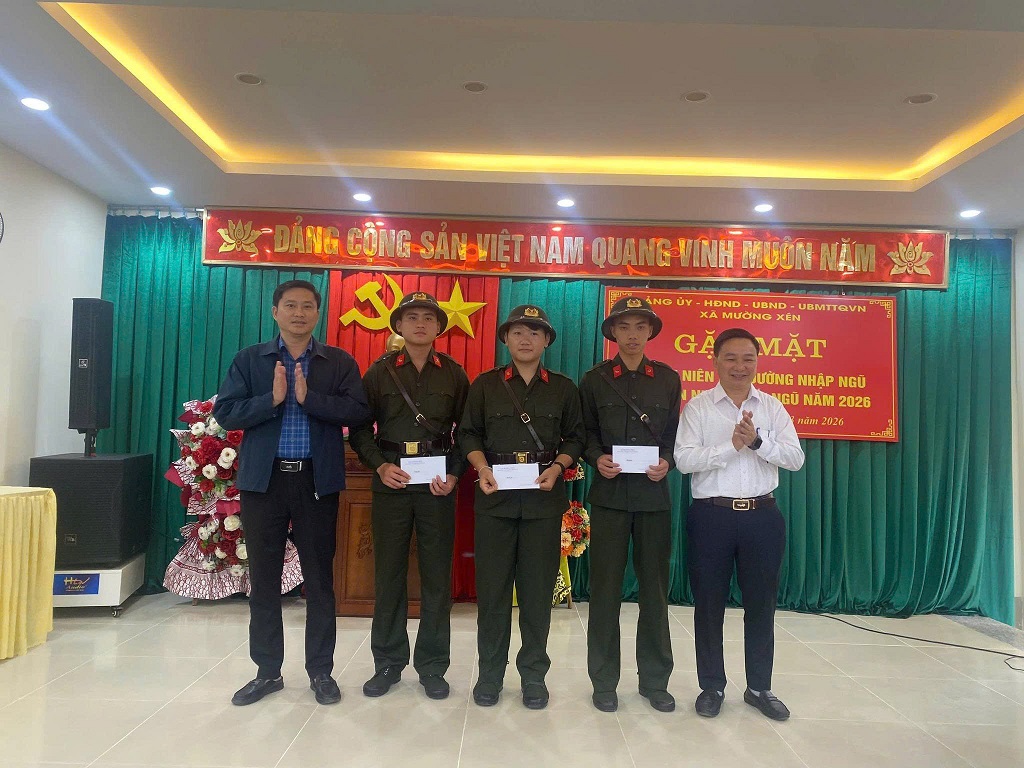  Đại diện cấp ủy, chính quyền và Công an xã tặng quà động viên công dân lên đường nhập ngũ