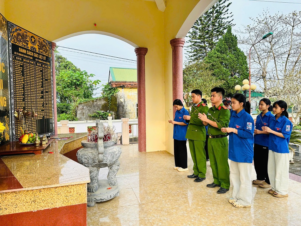 Chi đoàn Công an xã Bích Hào và Đoàn Thanh niên xã thắp hương tri ân tại Nghĩa trang Liệt sĩ xã Thanh Xuân 