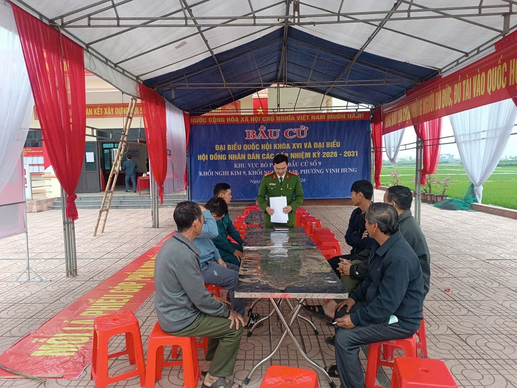Công an phường Vinh Hưng phối hợp với lực lượng liên quan rà soát, cập nhật danh sách cử tri, bảo đảm đầy đủ, chính xác, đúng quy định