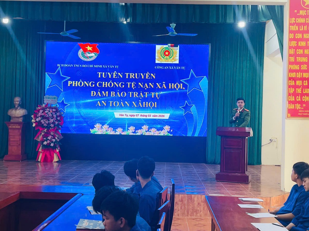 Công an xã tuyên truyền tại Hội nghị