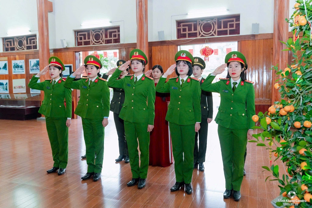 Công an xã tổ chức dâng hoa, dâng hương tại nhà tưởng niệm đồng chí Nguyễn Thị Minh Khai