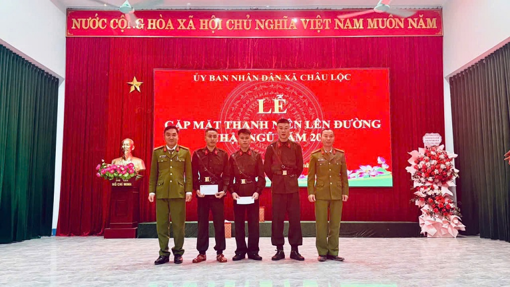 Công an xã trao quà tặng công dân tham gia nghĩa vụ CAND