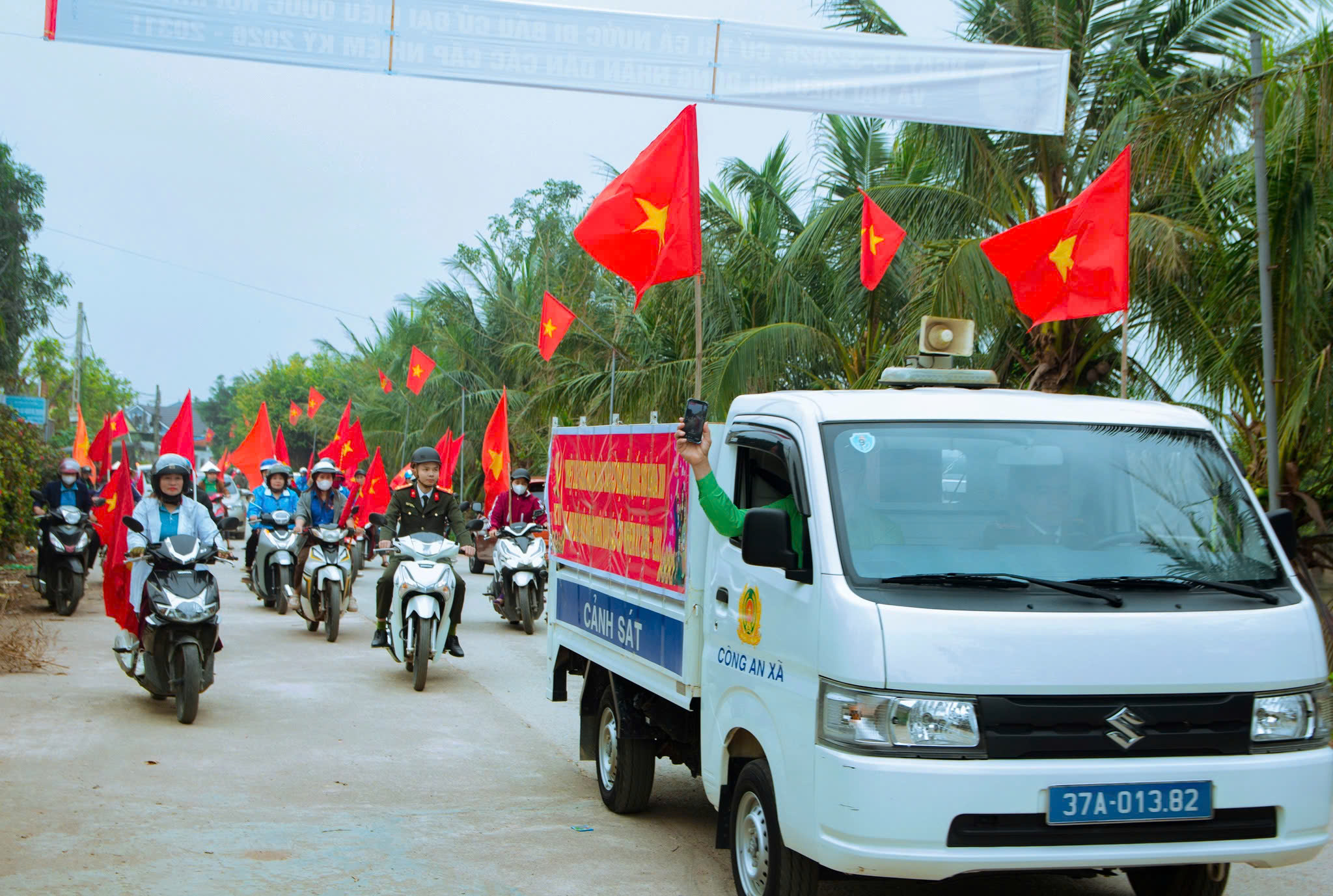 Công an xã tăng cường tuyên truyền lưu động