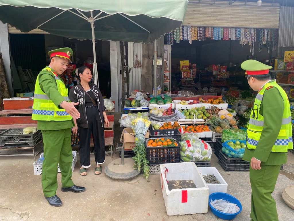 Tổ công tác kiểm tra, nhắc nhở người dân