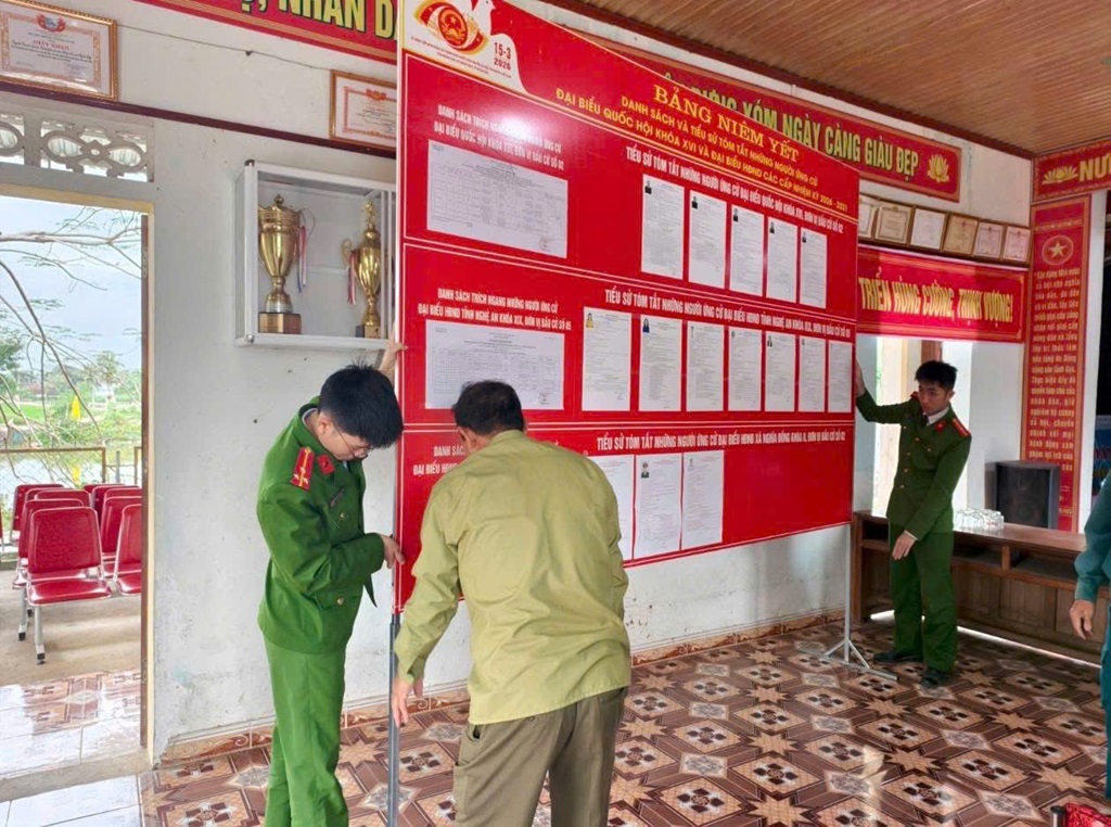 Công an xã Nghĩa Đồng tích cực hỗ trợ công tác bầu cử 