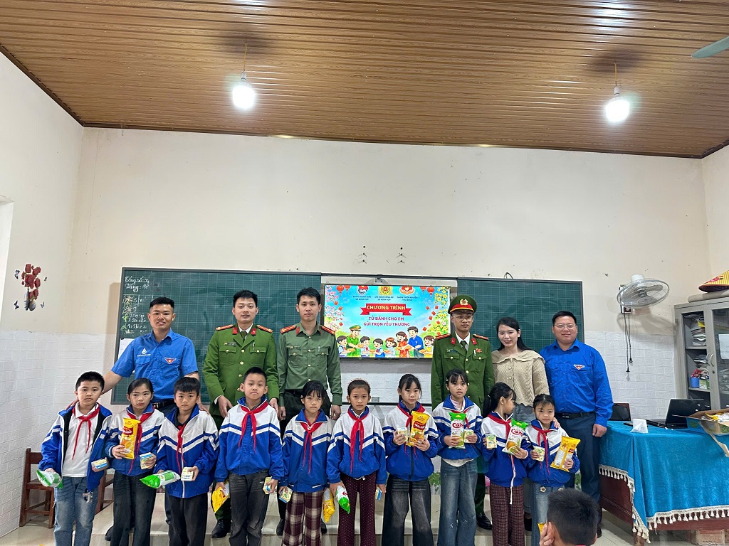 Công an xã tiếp tục triển khai mô hình “Tủ bánh cho em”