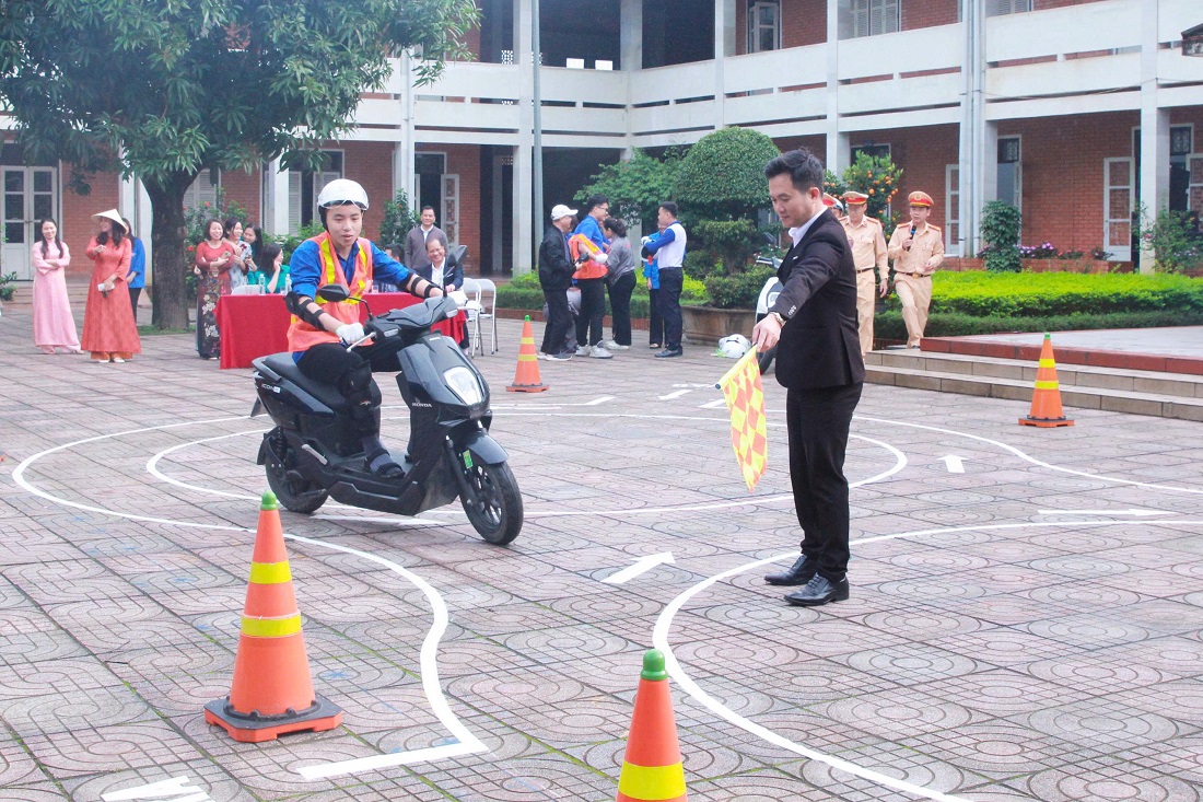 Học sinh thực hành kỹ năng lái xe an toàn