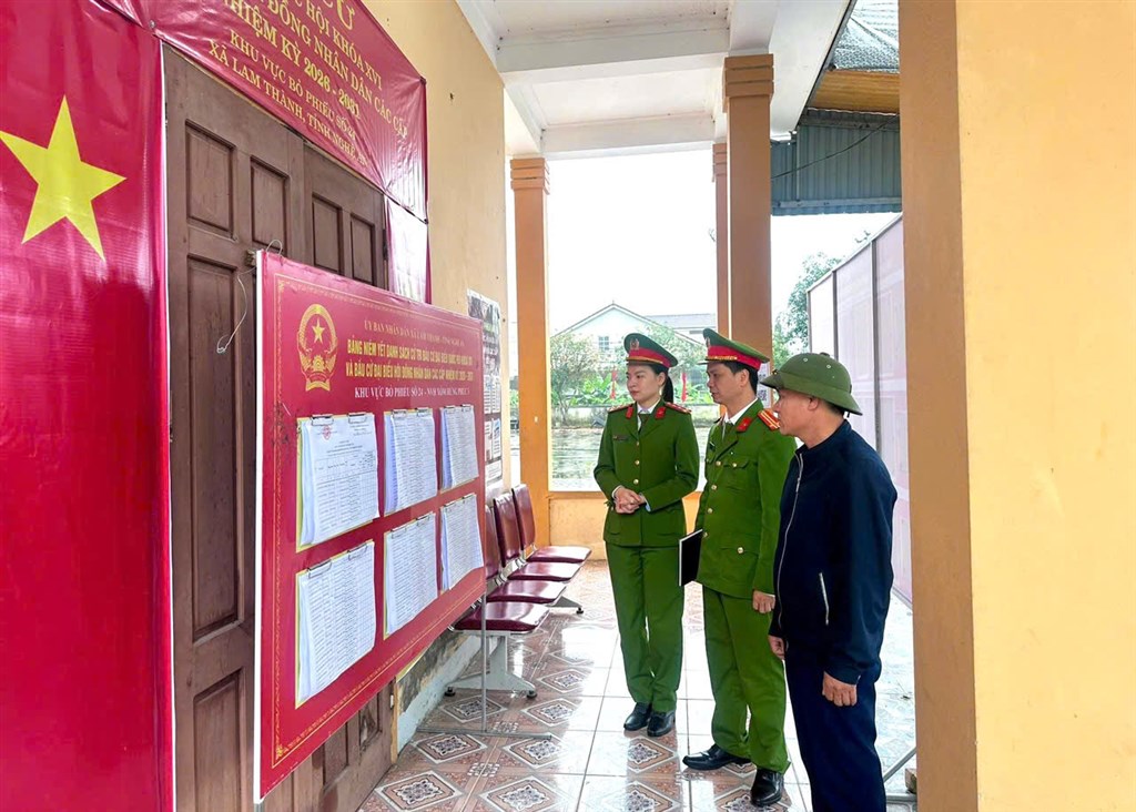 Công an xã Lam Thành kiểm tra, bảo vệ điểm niêm yết danh sách cử tri 
