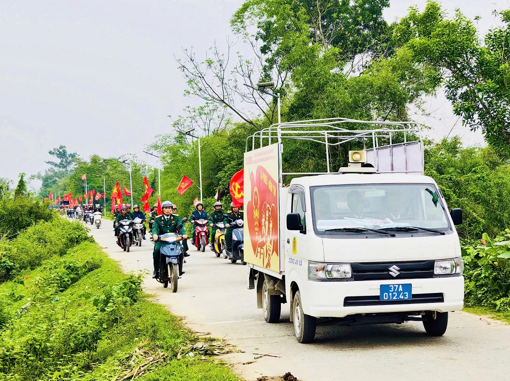  Công an xã Đại Đồng và lực lượng liên quan tuyên truyền lưu động về bầu cử