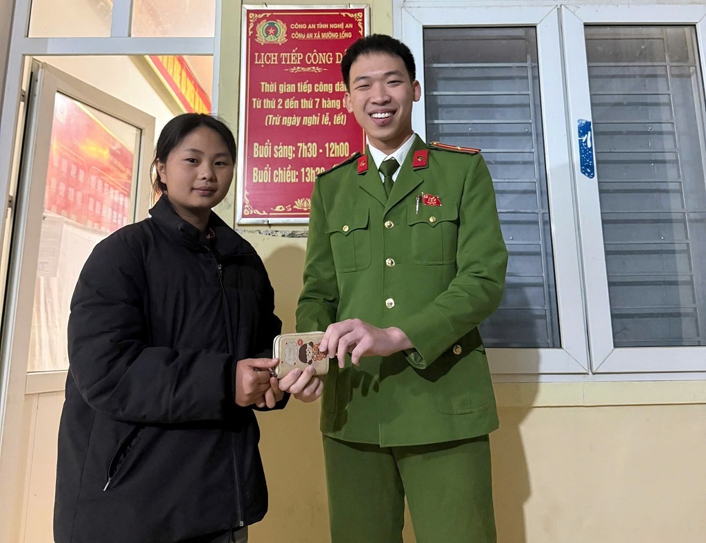 Công an xã Mường Lống trao trả tài sản cho chị Phương 