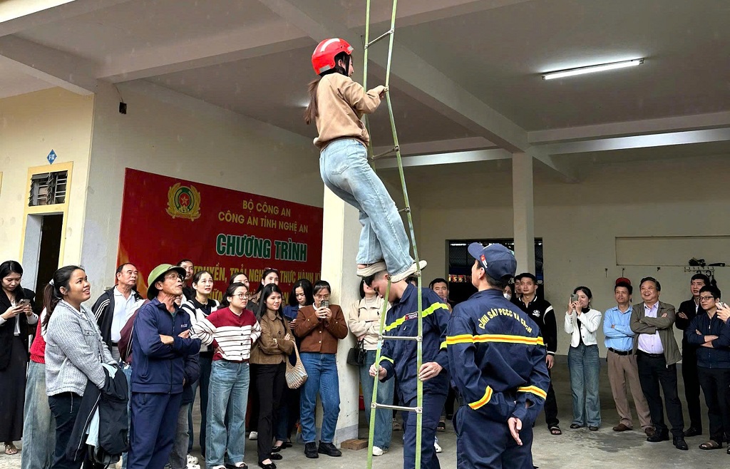 Đoàn viên, thanh niên sôi nổi tham gia trải nghiệm, thực hành kỹ năng PCCC&CNCH